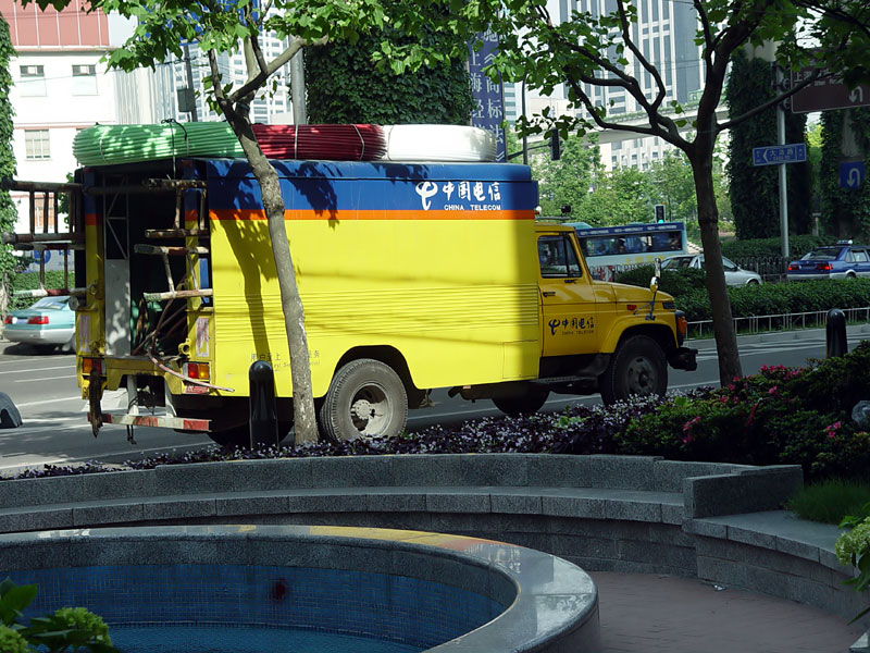 Camion China Telecom avec ses belles échelles en bambou