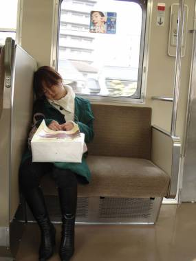 Bien endormie dans le métro