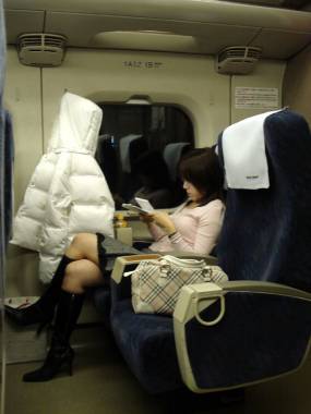 Jouer à la DS dans le train en mini-jupe